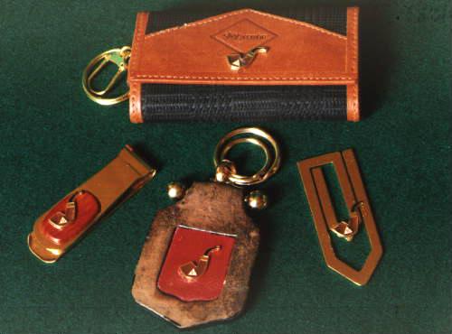 Money pocket holder in metal item 58.4 Us$18 doll...