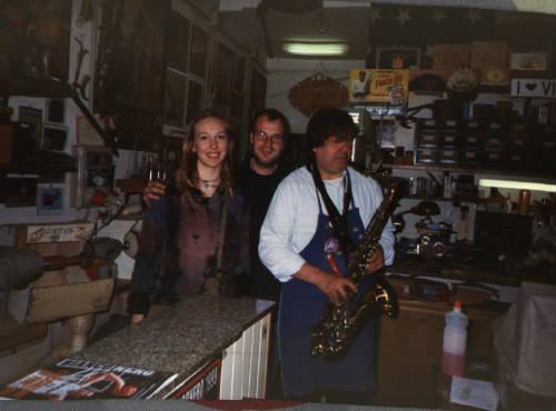 I try to ply the sax(like the president Clinton)...